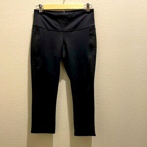 Brooks women’s black Small size leggings. Pre-owned. Excellent condition.